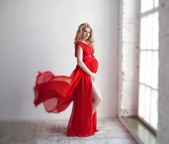Punainen mekko vuokrata raskaana olevan naisen valokuvaus