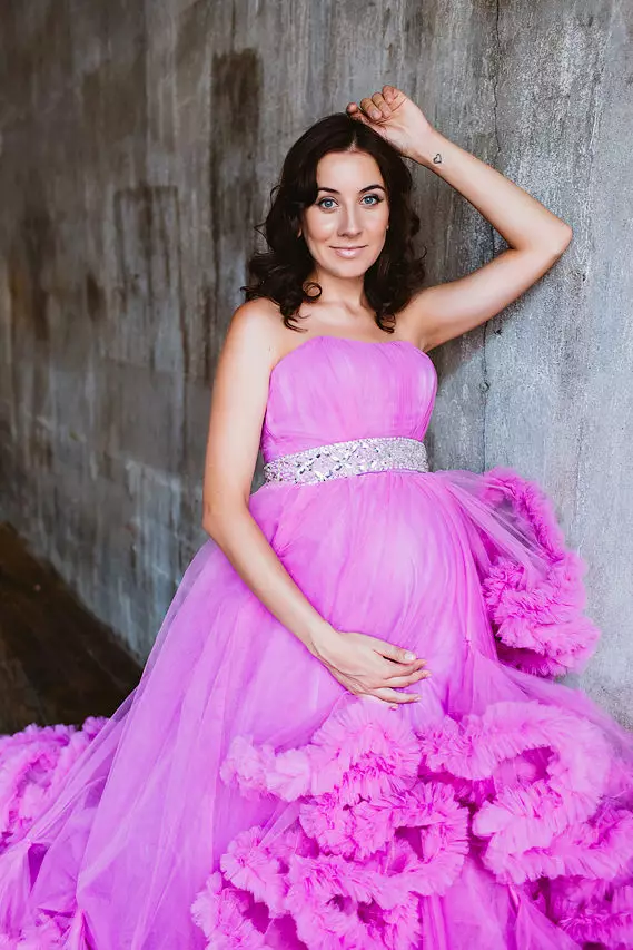 Smukke kjoler til et foto skyde af gravide kvinder