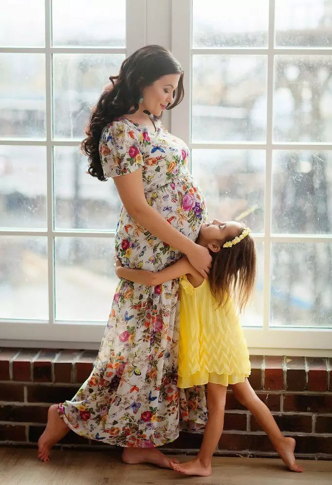 Photo-istunto raskaana olevaan naisen pitkä mekko kukka-painatus