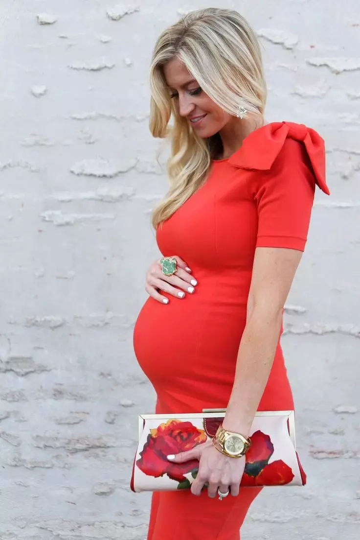 孕婦的紅色連衣裙