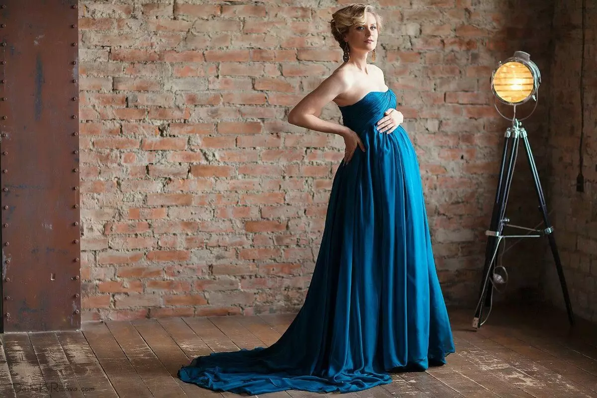 Niebieska sukienka z pociągiem do sesji fotograficznej w ciąży