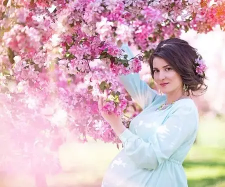 En fotosession af en gravid kvinde i naturen