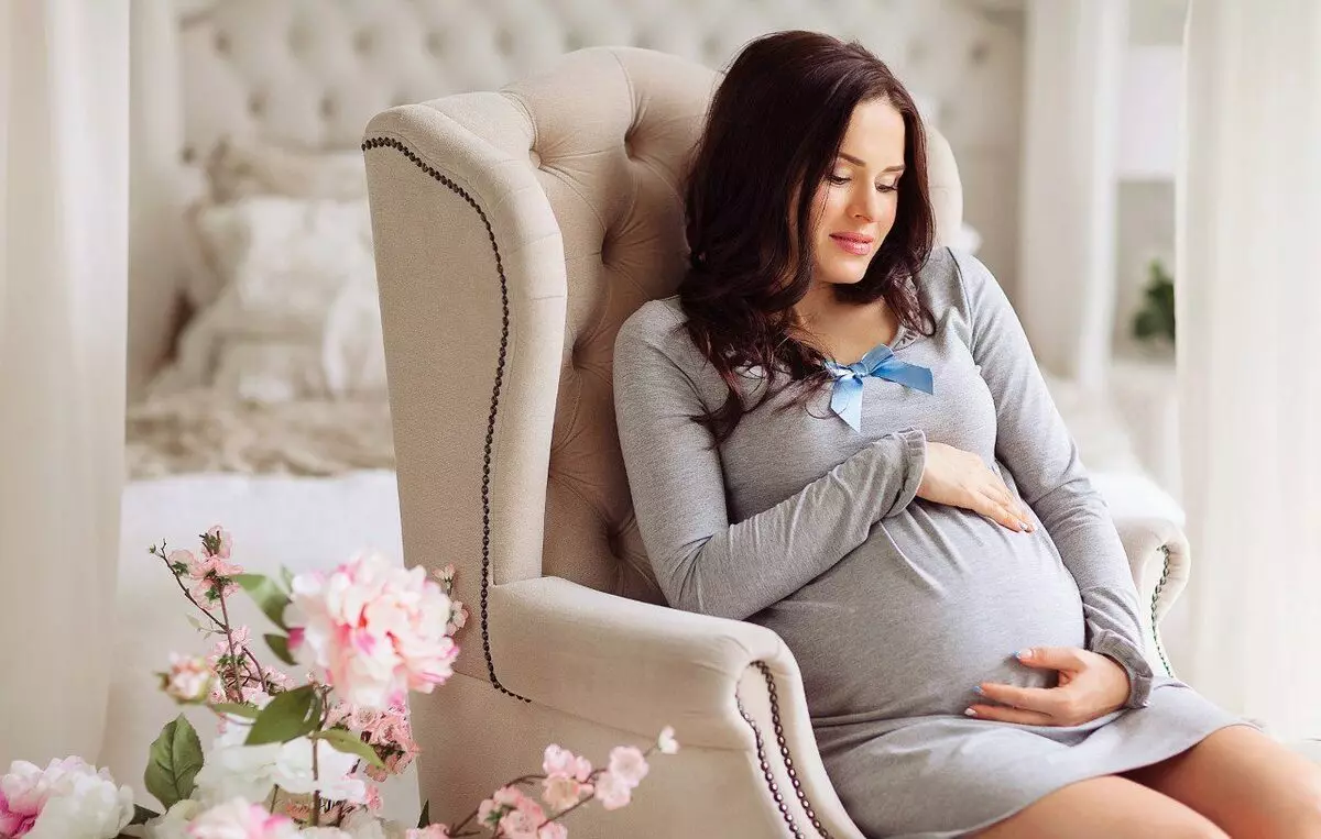 Unha sesión de fotos dunha muller embarazada nun estudo fotográfico