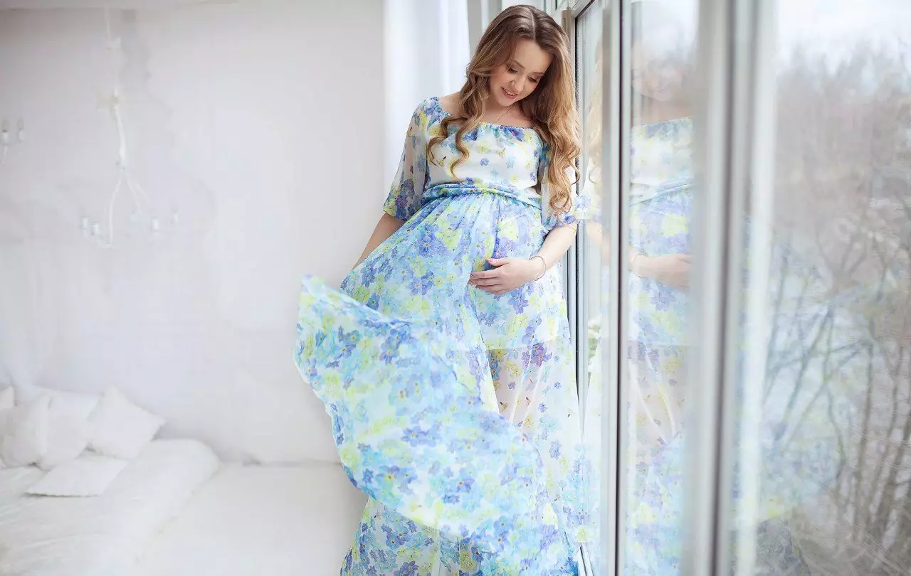 Uma foto de sessão de uma mulher grávida em um estúdio de fotos