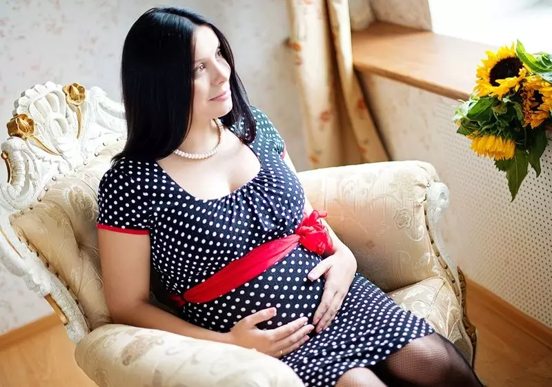 لباس ساده با کمر غول پیکر برای زنان باردار