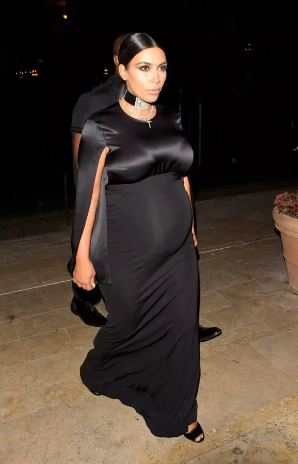 Μακρύ μαύρο φόρεμα στο πάτωμα για έγκυες γυναίκες