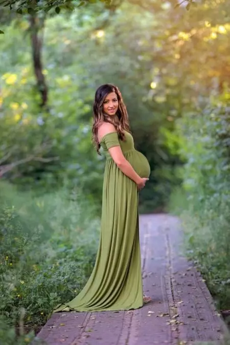 Όμορφο μακρύ φόρεμα για έγκυες γυναίκες