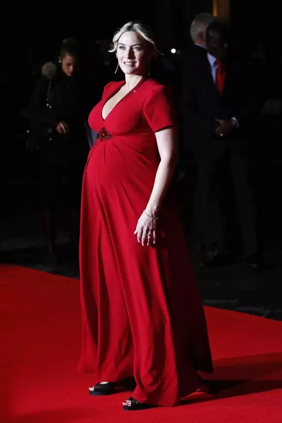 Κόκκινο μακρύ φόρεμα σε ένα σύντομο όροφο μανίκι για τις έγκυες γυναίκες