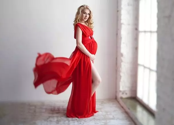 Gaun merah panjang untuk wanita hamil