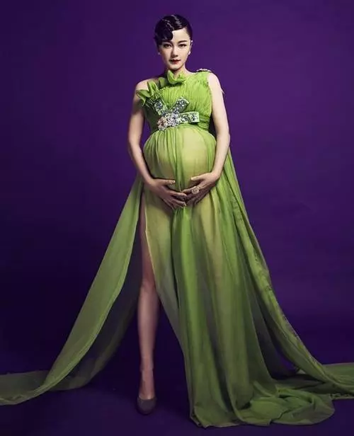 Gaun hijau panjang di lantai untuk wanita hamil