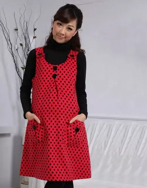 Röd klänning i svarta polka prickar för gravida kvinnor