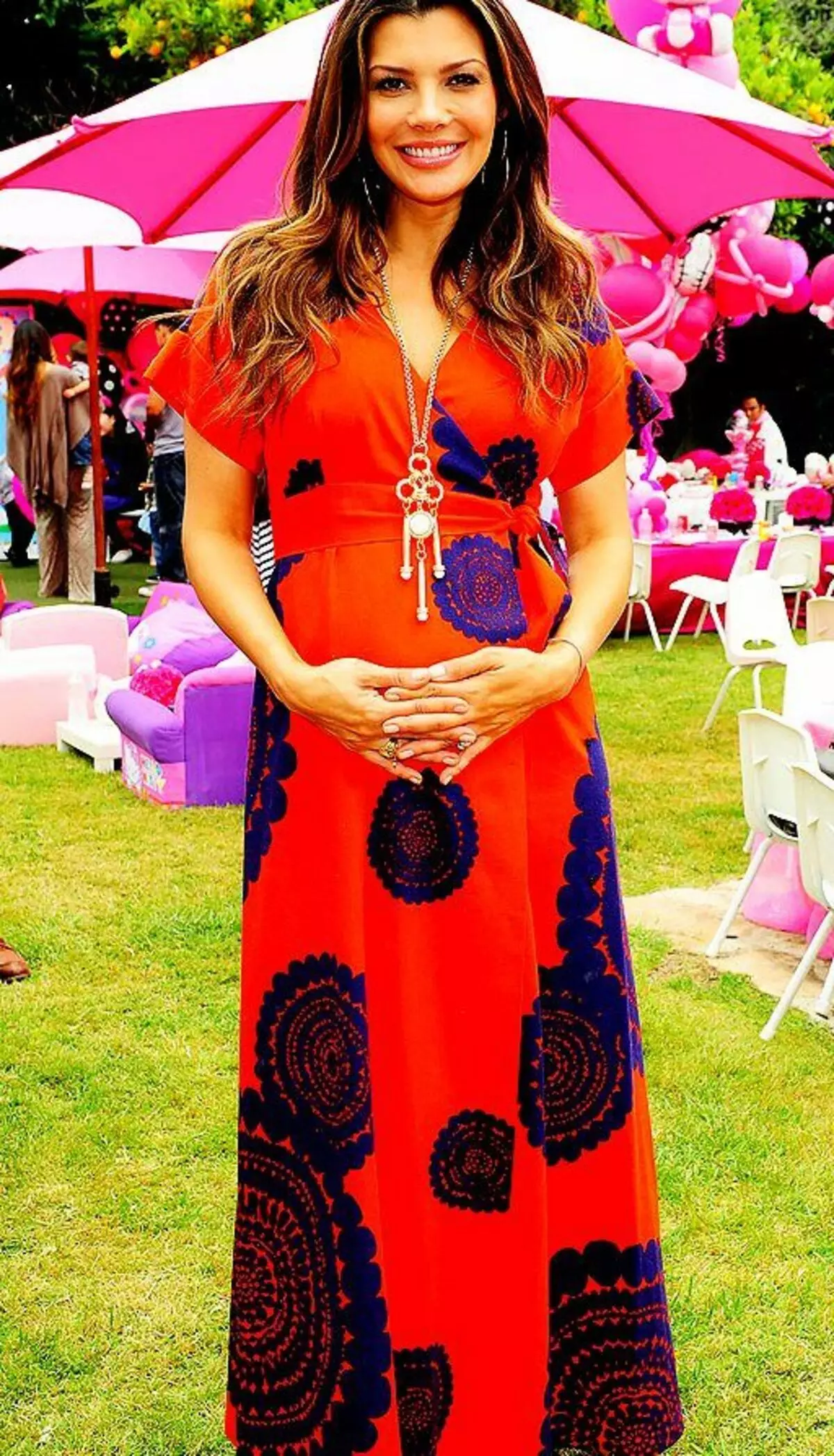 Longue robe rouge avec des couleurs bleues pour femmes enceintes