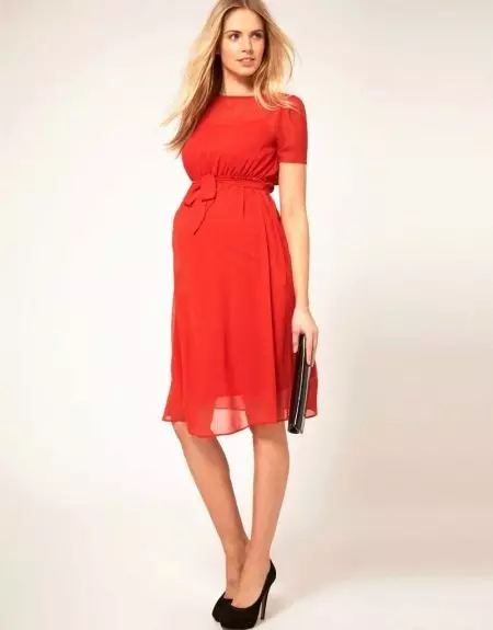 Röd klänning för gravida kvinnor med svarta skor