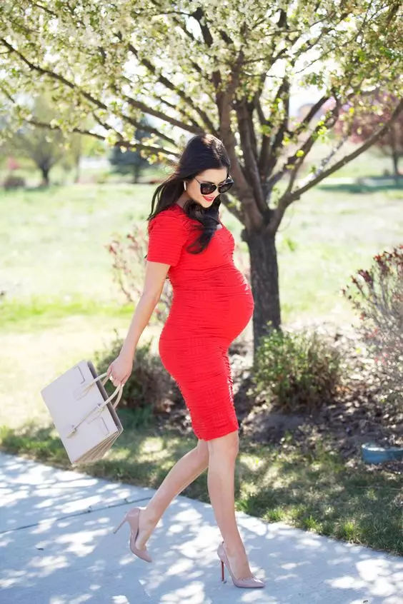 Röd klänning för gravid