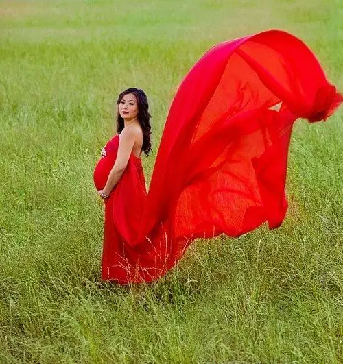 Röd lång klänning med tåg för gravida kvinnor