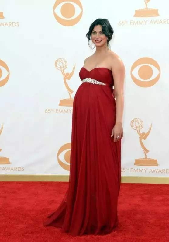 Vestido vermelho no chão no estilo de ampiridade para mulheres grávidas