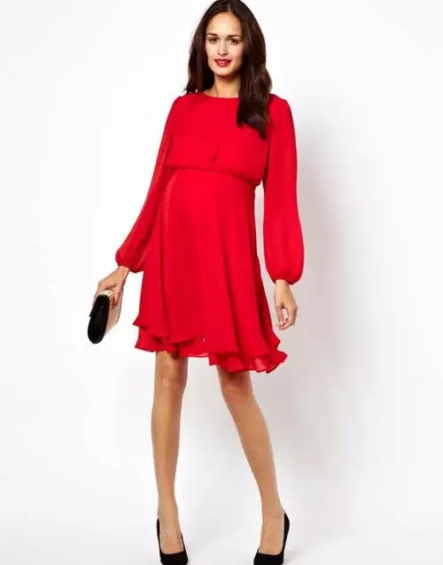 Röd klänning med långa ärmar och lös kjol för gravida kvinnor