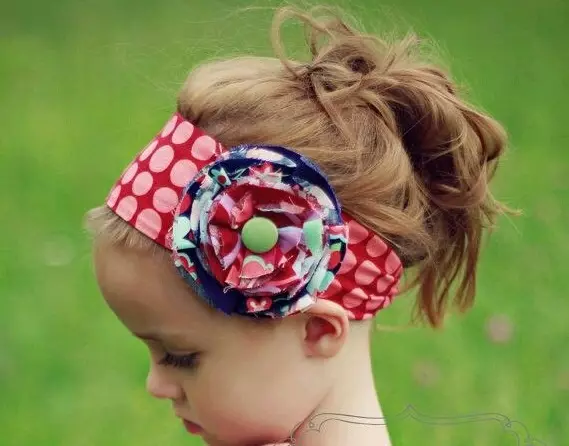 סרט עבור ילדה (137 תמונות): מודלים סרוגים לילדים עם פרח של Canzashi, תחבושות יפה, חטיפה ועם קשתות 13479_60