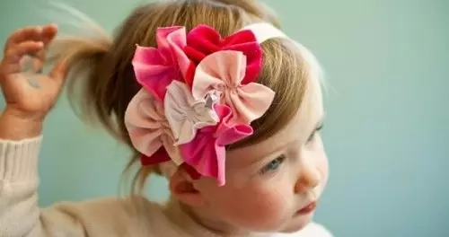 סרט עבור ילדה (137 תמונות): מודלים סרוגים לילדים עם פרח של Canzashi, תחבושות יפה, חטיפה ועם קשתות 13479_77