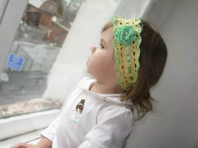 סרט עבור ילדה (137 תמונות): מודלים סרוגים לילדים עם פרח של Canzashi, תחבושות יפה, חטיפה ועם קשתות 13479_83