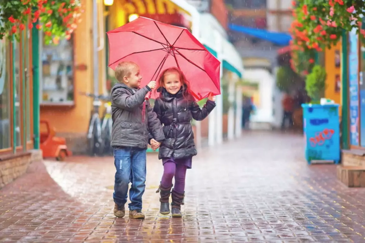 Гулять зонтиком. Мальчик и девочка под зонтом. Девочка с зонтиком на улице. Девочка под зонтиком. Мальчик и девочка под зонтиком.