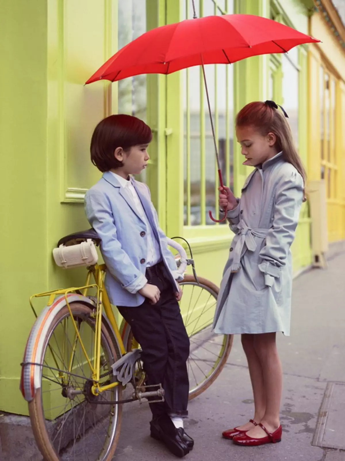 Мальчик и девочка под зонтом