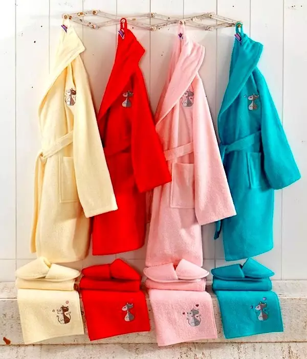 Children's bathrobe for the pool (58 photos): models for children with a hood zipper 13524_10