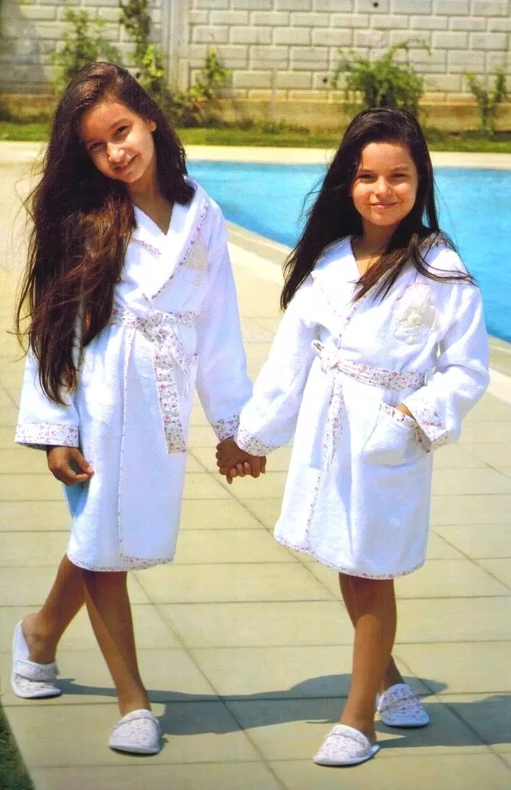 Children's bathrobe for the pool (58 photos): models for children with a hood zipper 13524_23