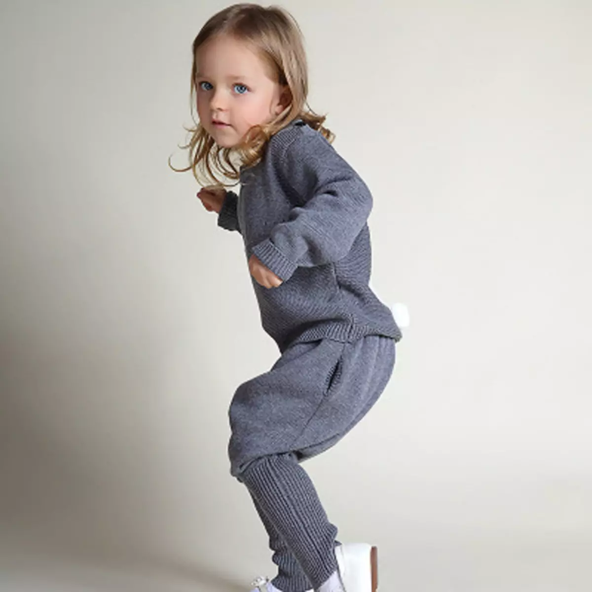 Trui voor een meisje (111 foto's): Kinderwollen modellen Raglan voor meisjes tot 9 jaar oud en tieners, trendy onder de keel voor school 13526_10