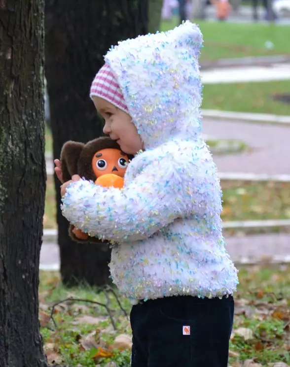 Maglione per una ragazza (111 foto): Modelli di lana per bambini Raglan per ragazze fino a 9 anni e adolescenti, alla moda sotto la gola per la scuola 13526_19