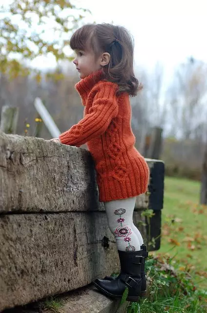 Megztinis mergaitė (111 nuotraukos): vaikų vilnos modeliai Raglanas mergaitėms iki 9 metų ir paauglių, madinga pagal gerklę mokyklai 13526_5