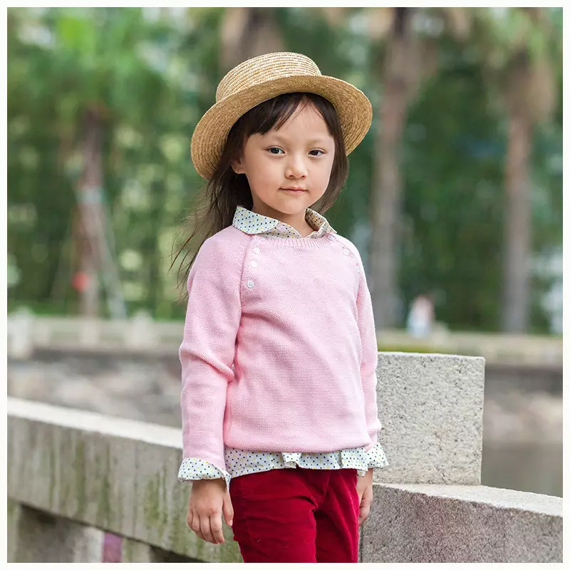 Megztinis mergaitė (111 nuotraukos): vaikų vilnos modeliai Raglanas mergaitėms iki 9 metų ir paauglių, madinga pagal gerklę mokyklai 13526_51