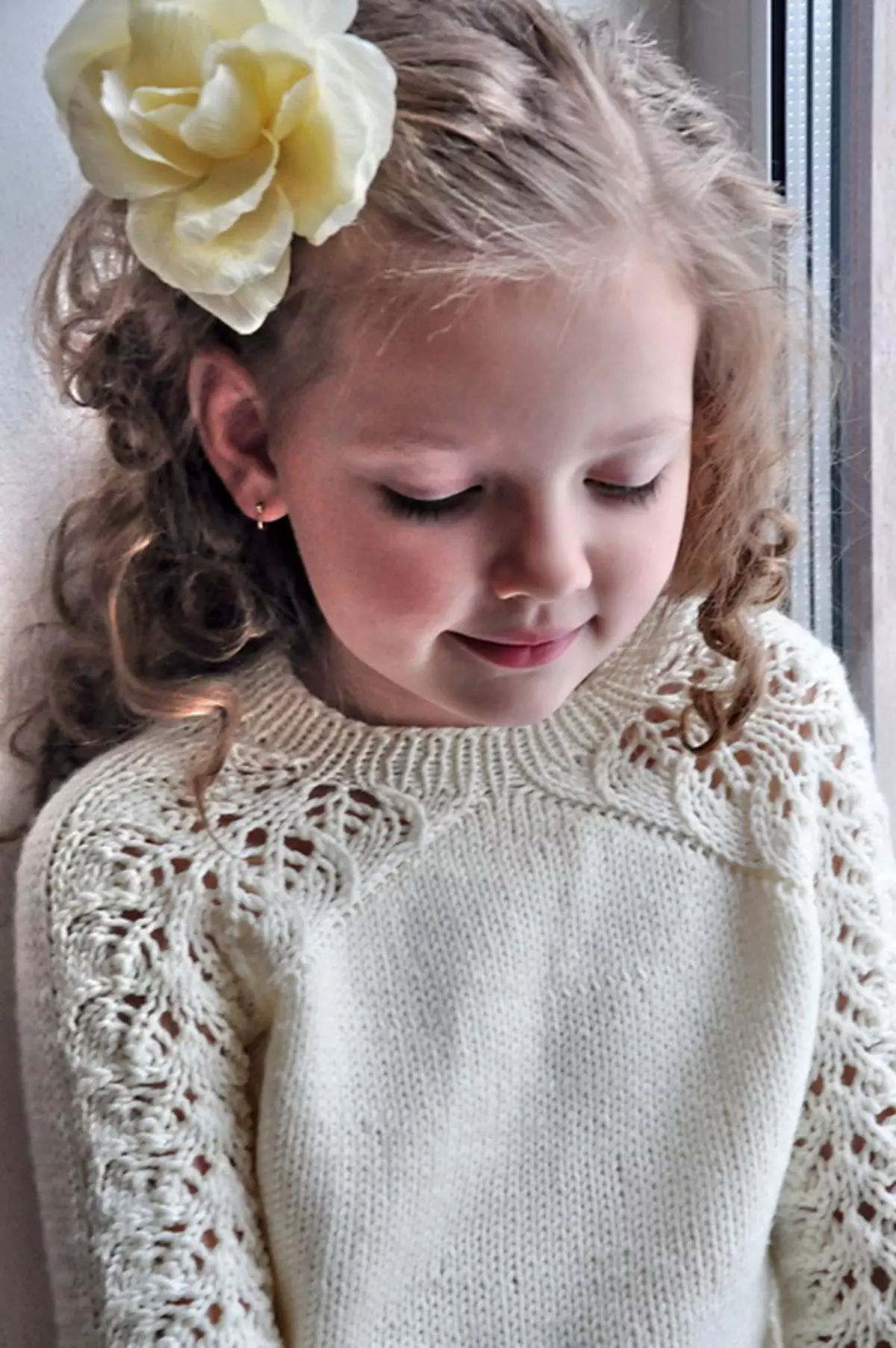 Megztinis mergaitė (111 nuotraukos): vaikų vilnos modeliai Raglanas mergaitėms iki 9 metų ir paauglių, madinga pagal gerklę mokyklai 13526_6