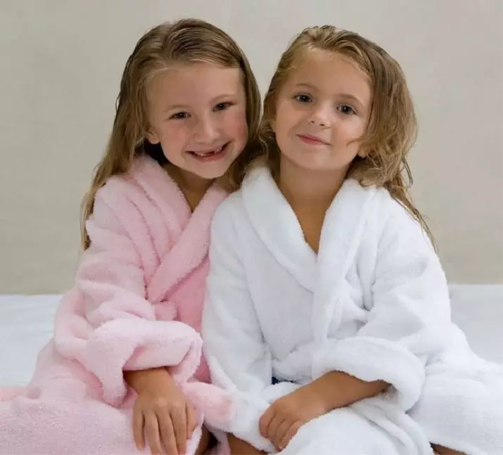 Bathrobe کودکان (39 عکس): Gulat برای دختران با هود 13529_35