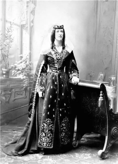 Gruzijas nacionālais tērps (67 fotogrāfijas): sieviešu tēls Gruzijas par meiteni, tradicionālo apģērbu gruzīnu 1353_2
