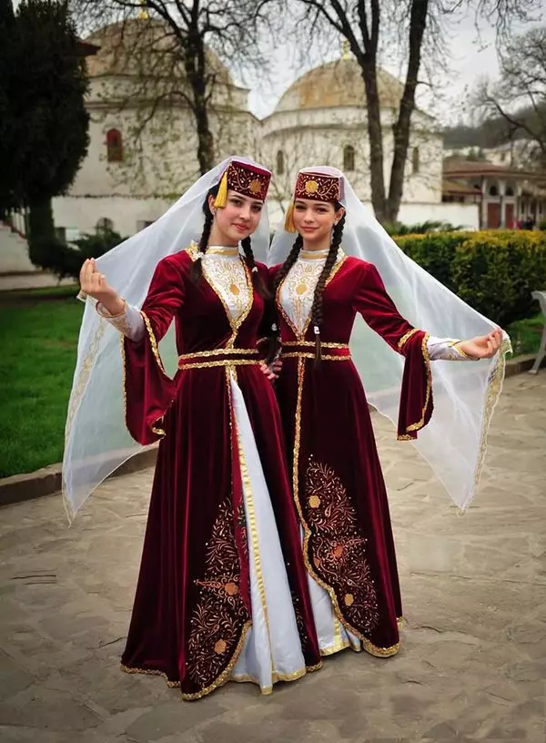 Georgian National Pak (67 foto's): Women's Afbeelding van Georgisch voor een meisje, traditionele outfit Georgian 1353_25