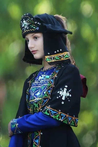 Georgian National Pak (67 foto's): Women's Afbeelding van Georgisch voor een meisje, traditionele outfit Georgian 1353_30