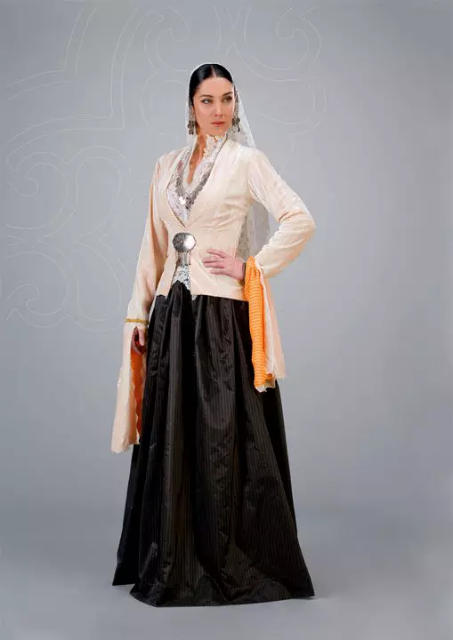 Georgian National Suit (67 mga larawan): Kababaihan Imahe ng Georgian para sa isang batang babae, tradisyonal na sangkap Georgian 1353_35