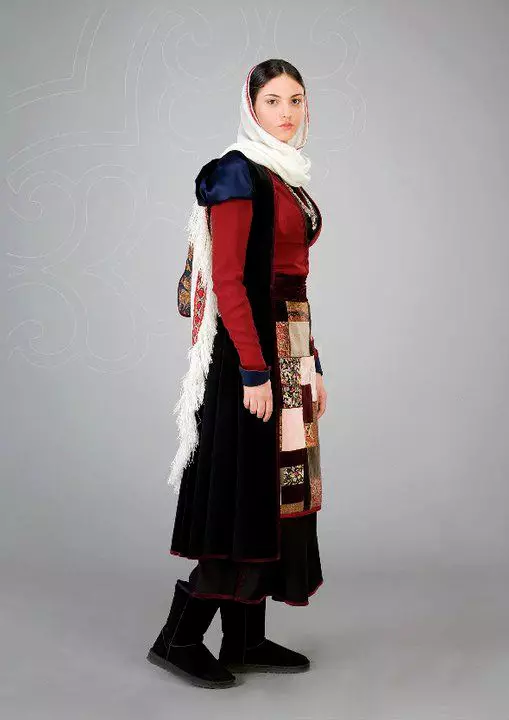 Siwt Genedlaethol Georgaidd (67 Lluniau): Delwedd Merched o Sioraidd ar gyfer merch, Georgian Outfit Traddodiadol 1353_37