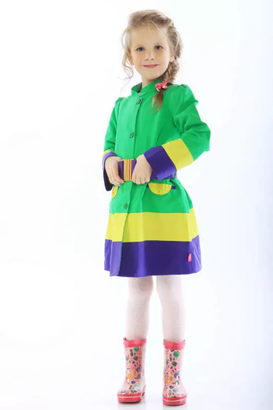 CLOAK за девојки на училиште (55 фотографии): Детски училишни модели на мантили 13543_39