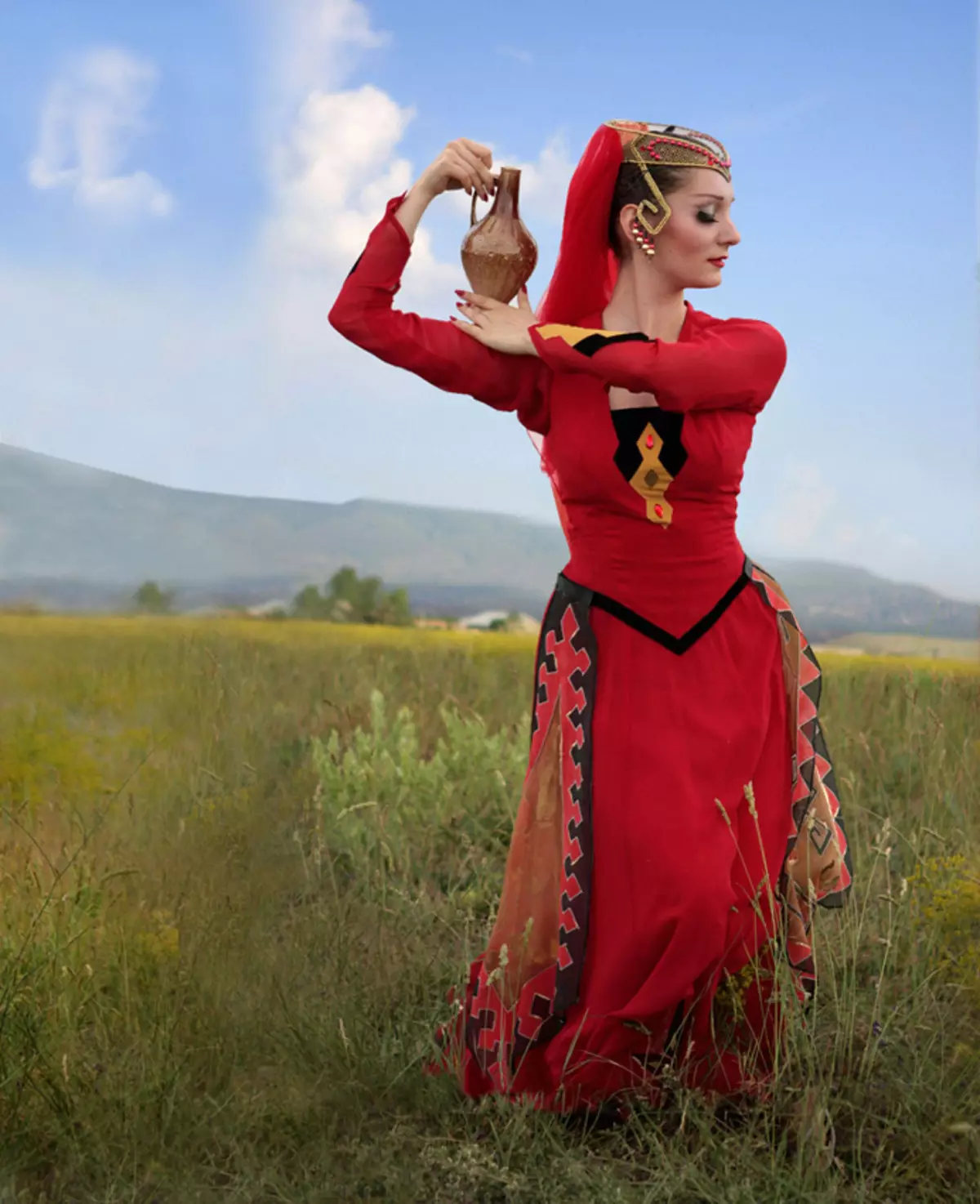 Армянка в национальном костюме