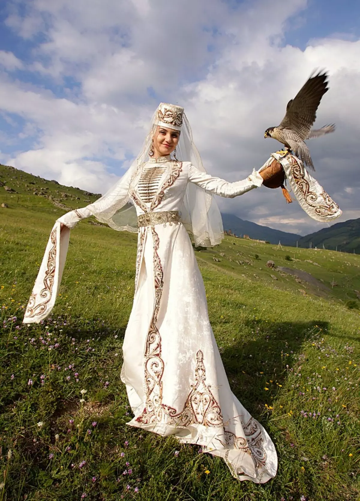 Северная осетия женщины. Национальное свадебное платье карачаевцев. Северная Осетия национальный костюм.