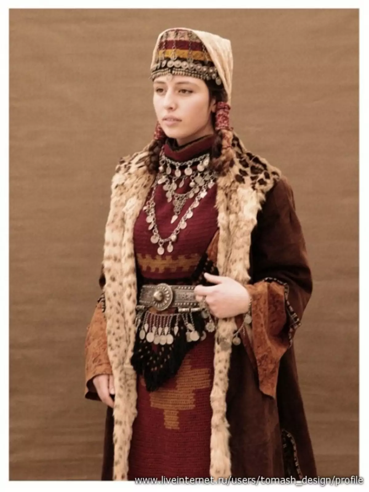 Женщины ханы. Тараз армянский национальный костюм. Армянский костюм Сюник. Армянский костюм архалух. Армянский древний национальный костюм Тараз.