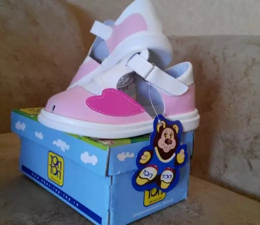 Sandale nga Superfit dhe markave të tjera të njohura (40 foto): Kids Indigo, 