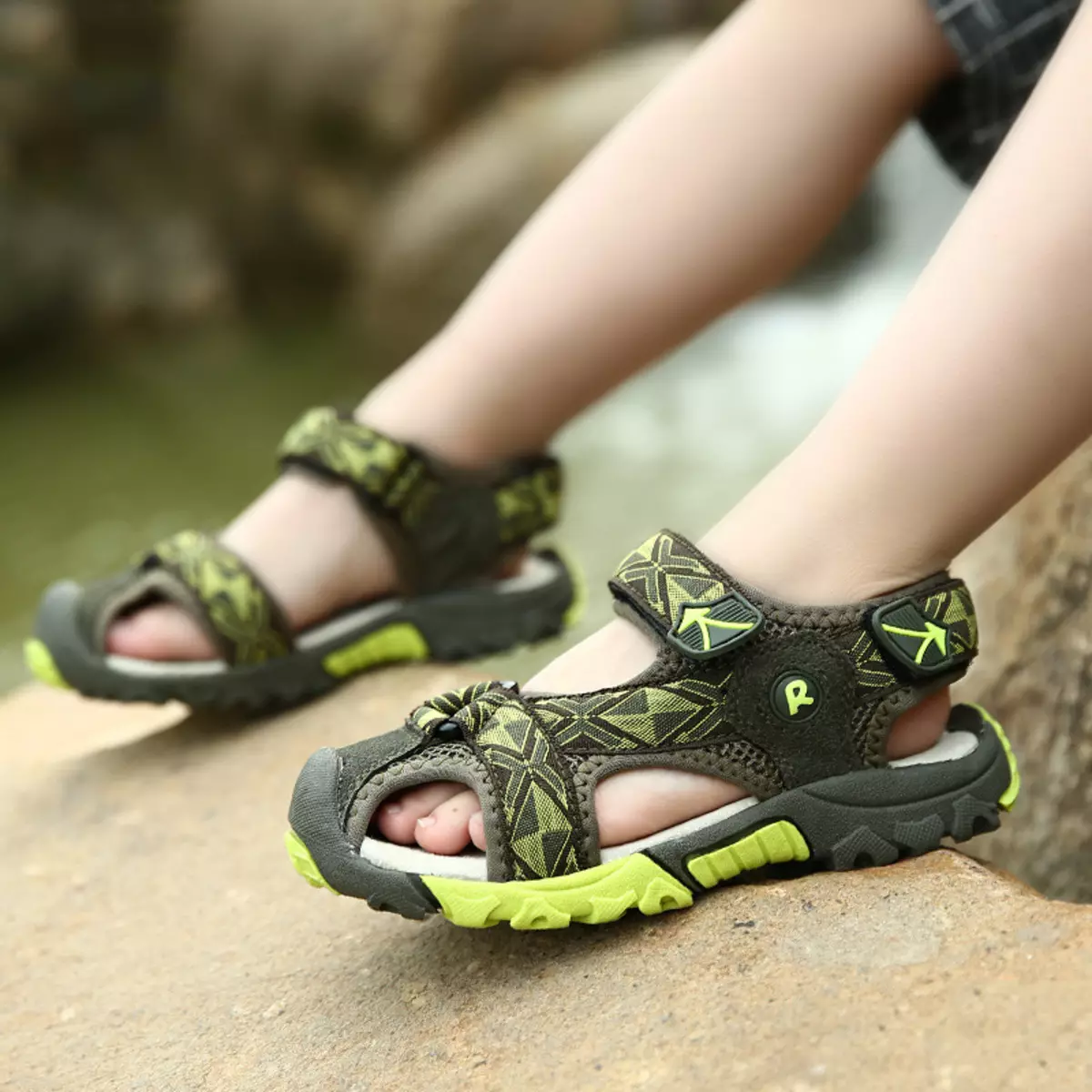 Sandale nga Superfit dhe markave të tjera të njohura (40 foto): Kids Indigo, 