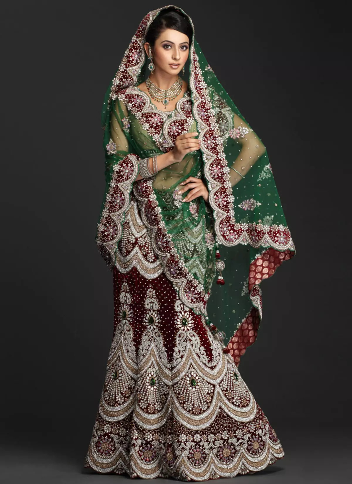 Indijska obleka (79 fotografij): Nacionalna obleka za dekleta in ženske v starodavni Indiji in moderni, kostum v indijskem slogu 1355_34