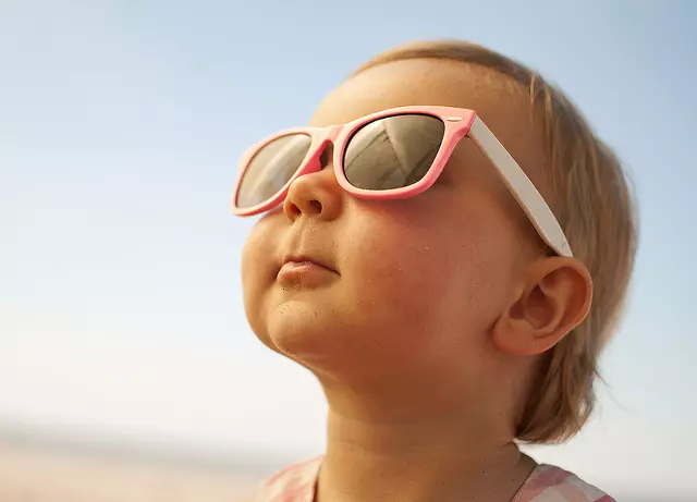 Бебе очила за сонце (73 фотографии): Трендовски очила за сонце Реал деца, модели за деца, сигурна заштита од сонце 13566_16