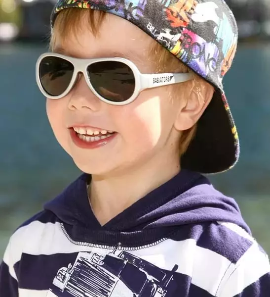 Baby Sunglasses (73 ფოტო): Trendy Sunglasses რეალური ბავშვები, მოდელები ბავშვებისათვის, საიმედო მზე დაცვა 13566_17