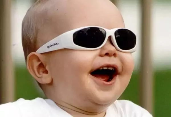 Lunettes de soleil bébé (73 photos): Sunglasses à la mode Véritable enfants, modèles pour enfants, protection solaire fiable 13566_18