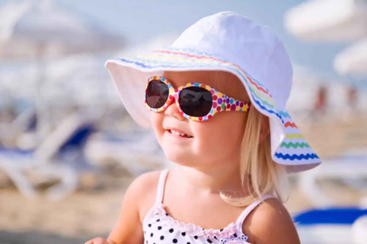 Lunettes de soleil bébé (73 photos): Sunglasses à la mode Véritable enfants, modèles pour enfants, protection solaire fiable 13566_21